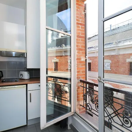 Service - En Face Du Musee - 5 * Parigi